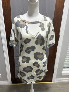 Womens Cutout V-Neck Leopard Print Top - Cream & Gray